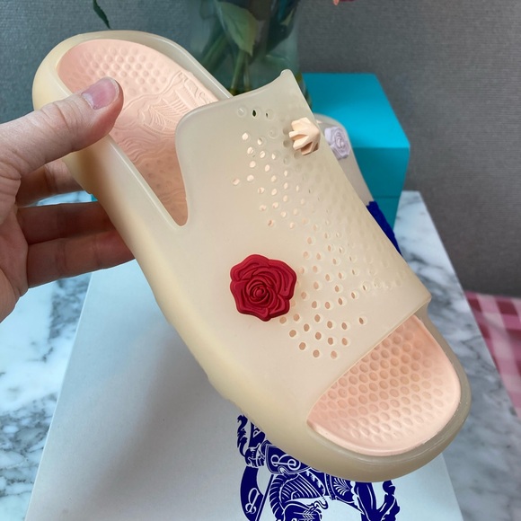 NWT Burberry Rubber Marshmallow Stingray Women’s Slides EU Size 37 - US 6.5 - Picture 2 of 9